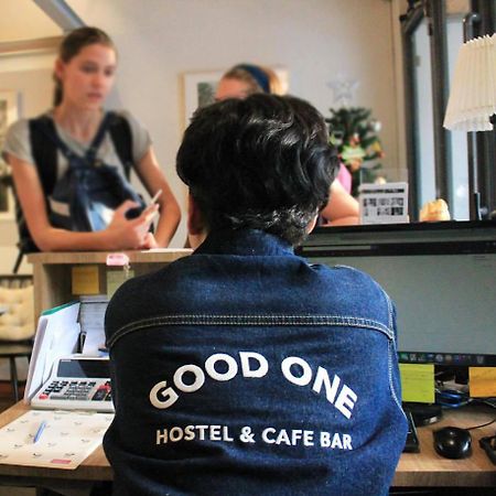 Good One Poshtel & Cafe Bar Pansiyon Bangkok Dış mekan fotoğraf