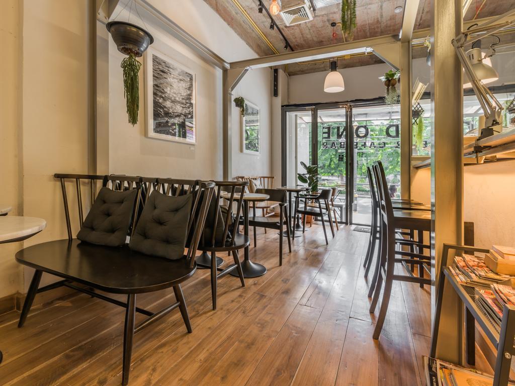 Good One Poshtel & Cafe Bar Pansiyon Bangkok Dış mekan fotoğraf