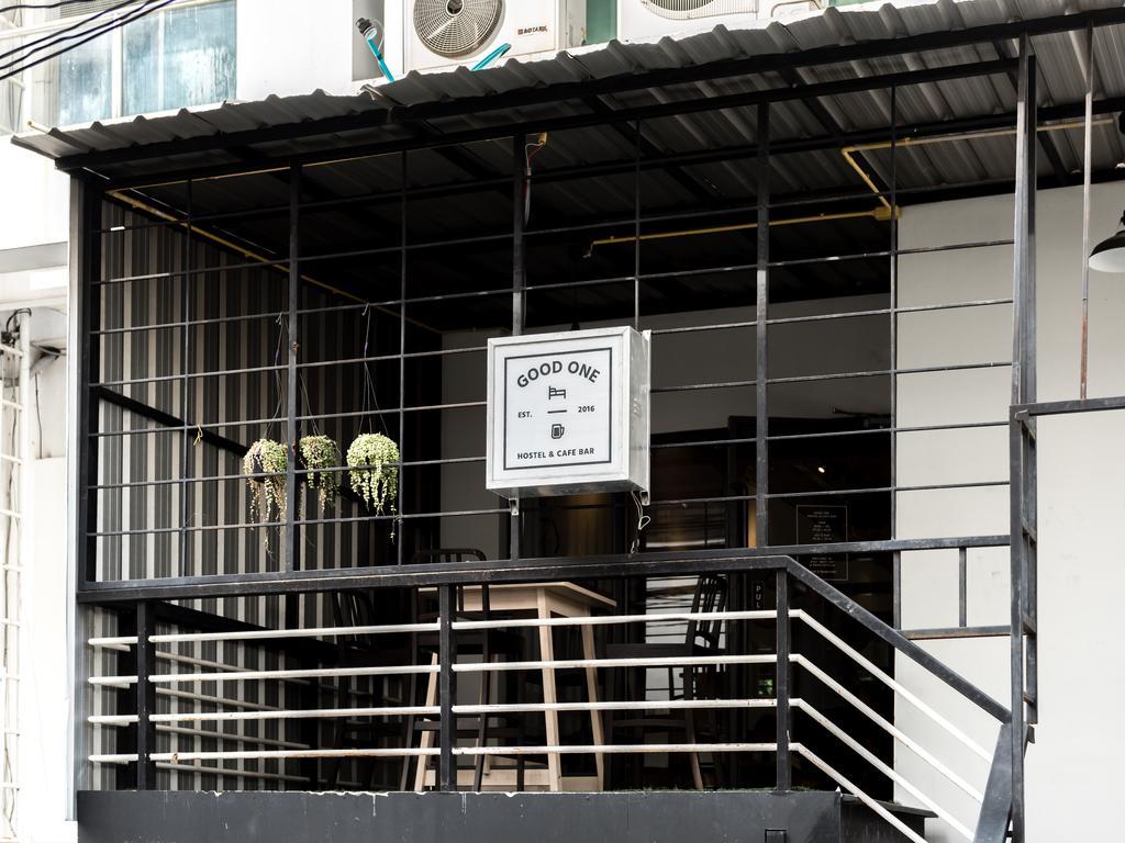 Good One Poshtel & Cafe Bar Pansiyon Bangkok Dış mekan fotoğraf