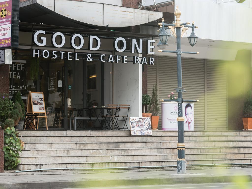 Good One Poshtel & Cafe Bar Pansiyon Bangkok Dış mekan fotoğraf