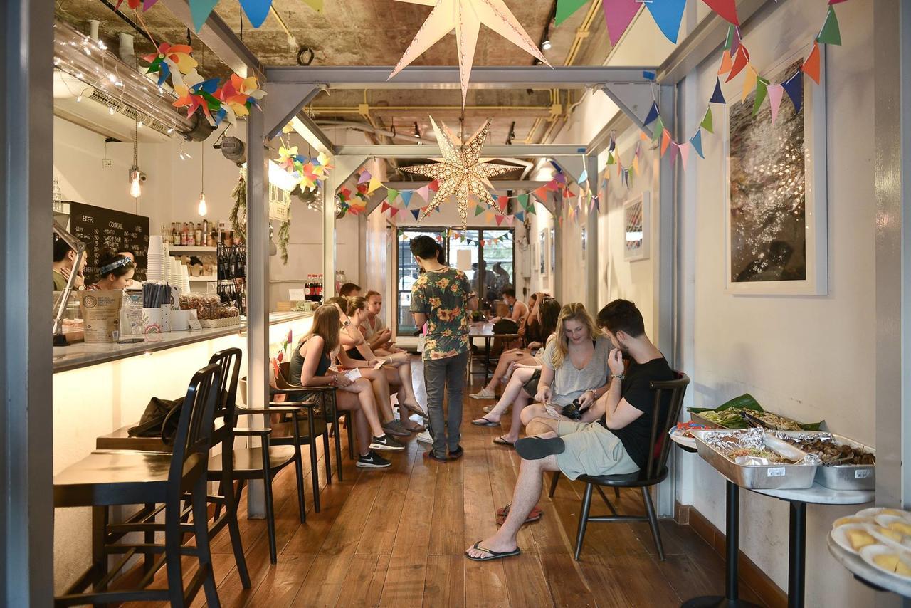 Good One Poshtel & Cafe Bar Pansiyon Bangkok Dış mekan fotoğraf