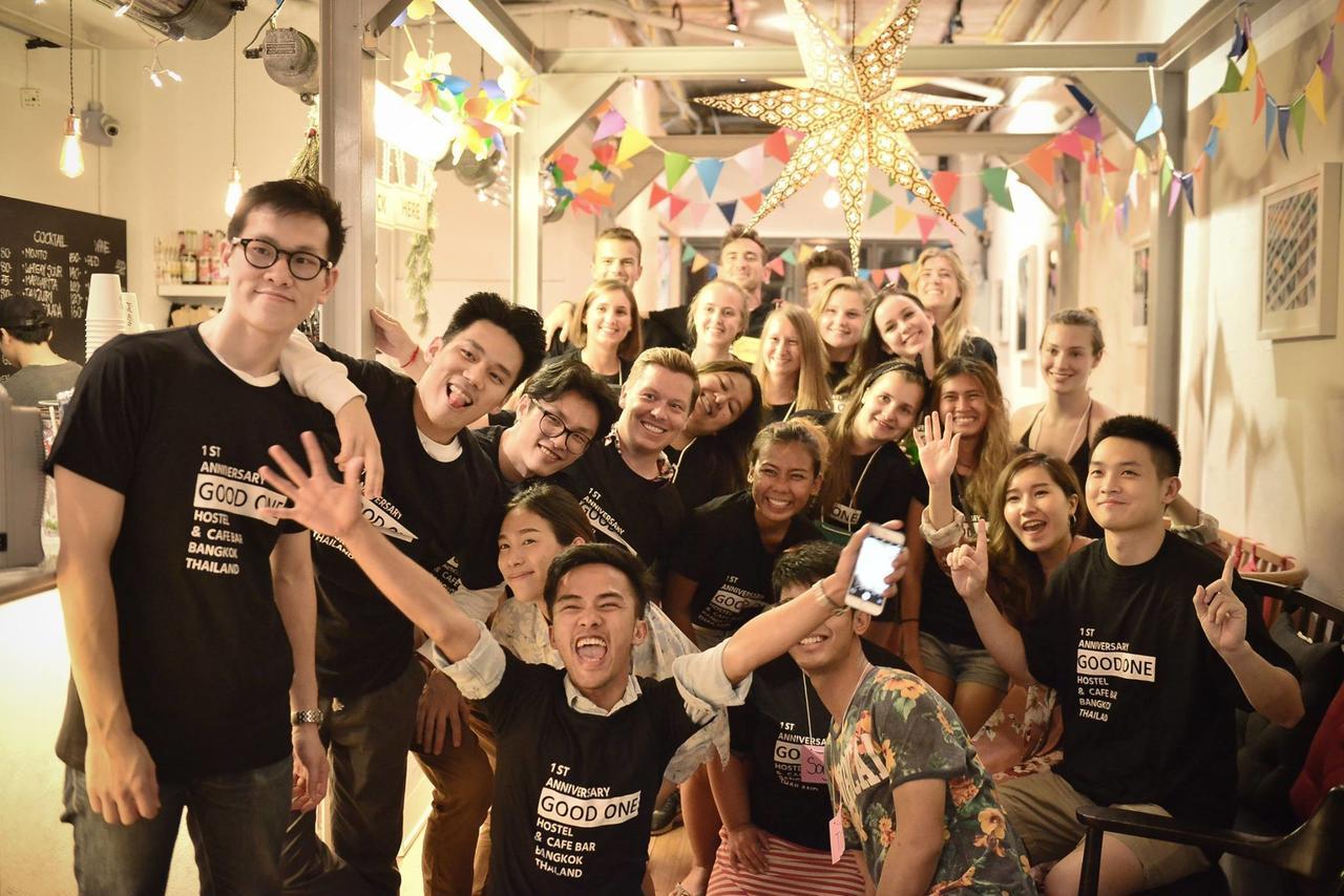 Good One Poshtel & Cafe Bar Pansiyon Bangkok Dış mekan fotoğraf
