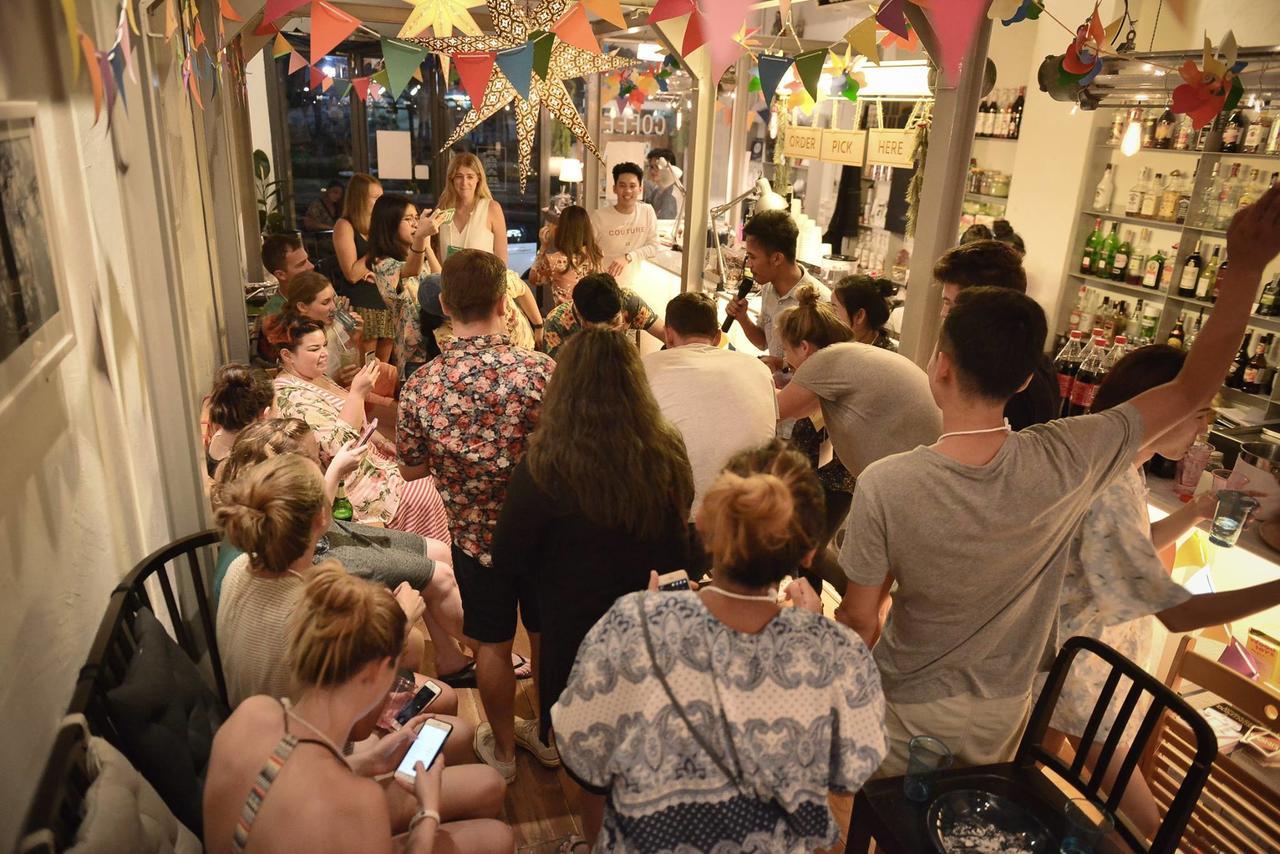 Good One Poshtel & Cafe Bar Pansiyon Bangkok Dış mekan fotoğraf