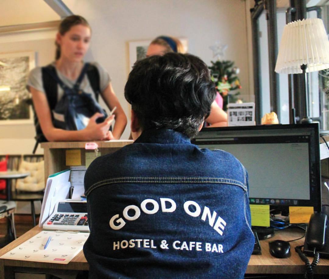 Good One Poshtel & Cafe Bar Pansiyon Bangkok Dış mekan fotoğraf