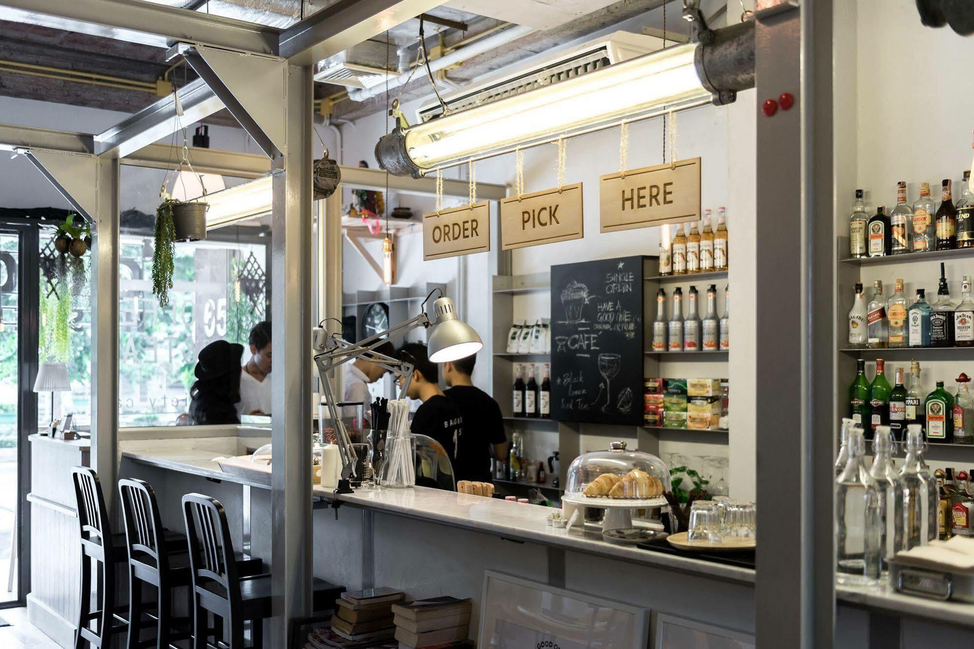 Good One Poshtel & Cafe Bar Pansiyon Bangkok Dış mekan fotoğraf